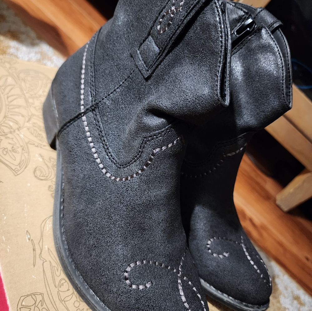AMERICAN RAGE ANKLE BOOTIES. SIZE: 5.5